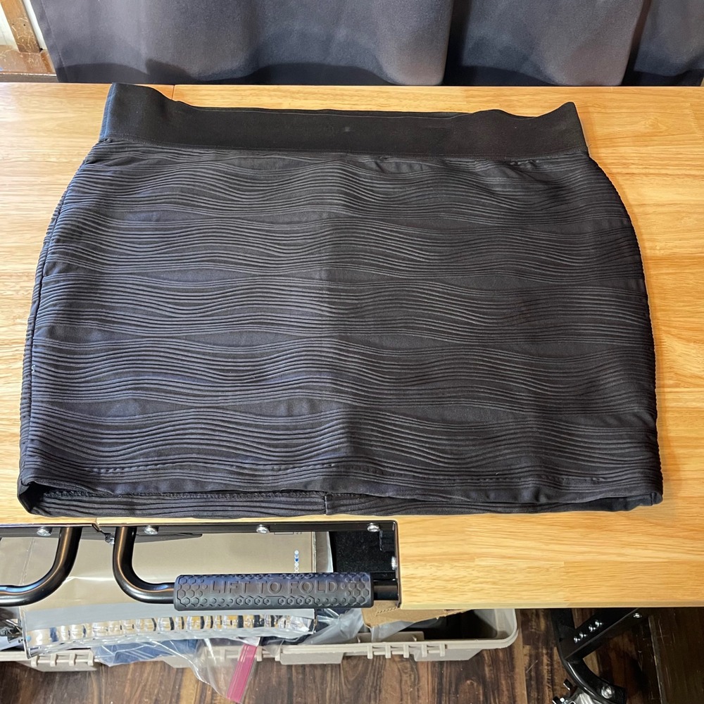 Maurices Womens Black Wavy Textured Elastic Waist Bodycon Mini Skirt Size 2
